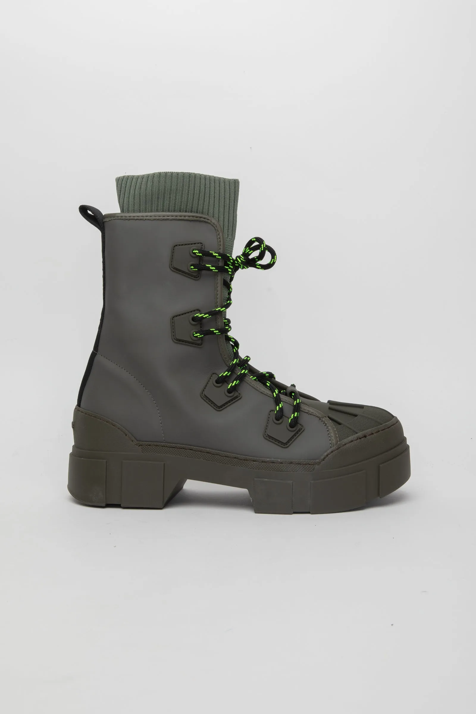 Anfibio trekking roccia militare realizzato in pelle di vitello gommata