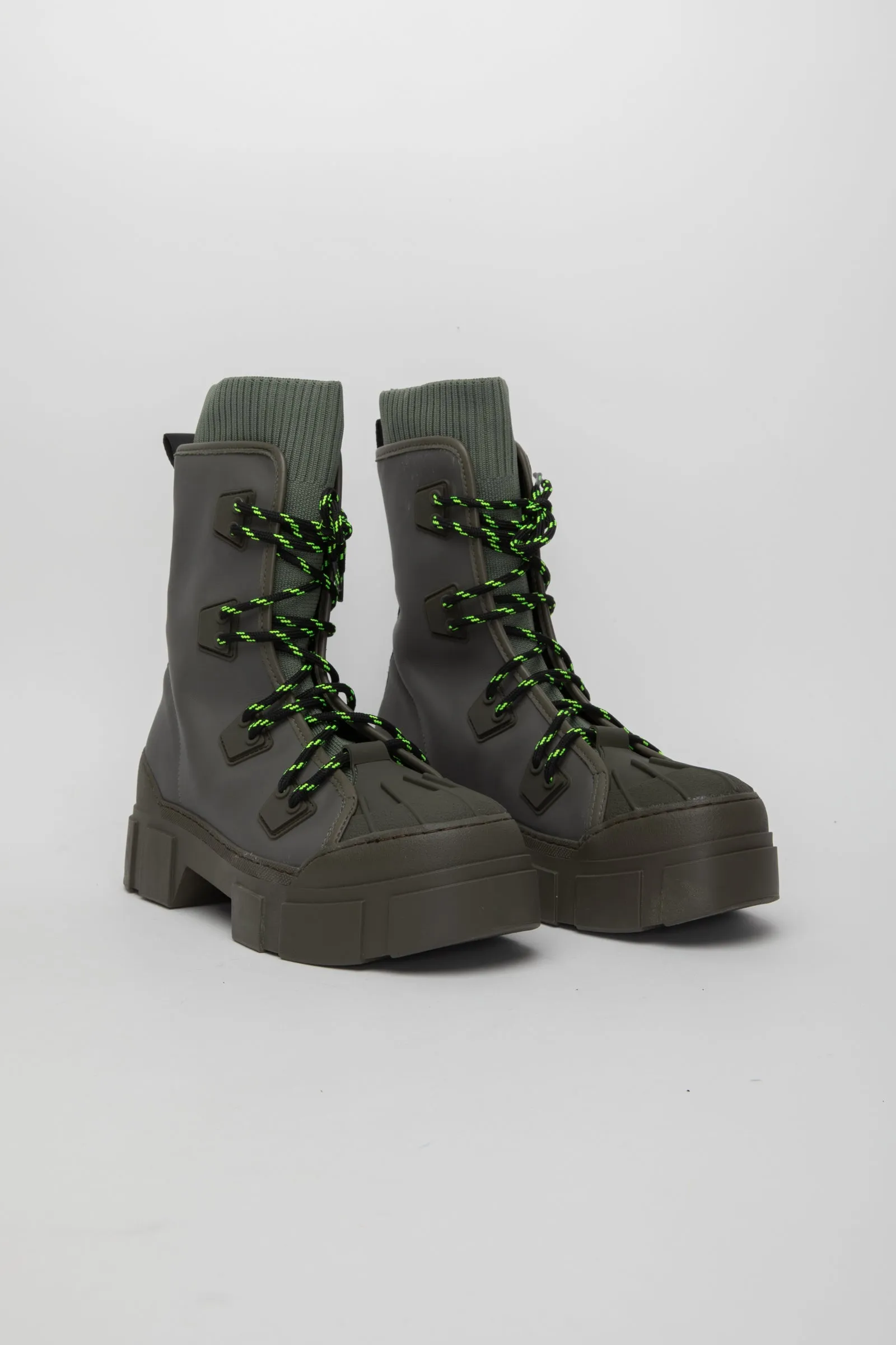 Anfibio trekking roccia militare realizzato in pelle di vitello gommata