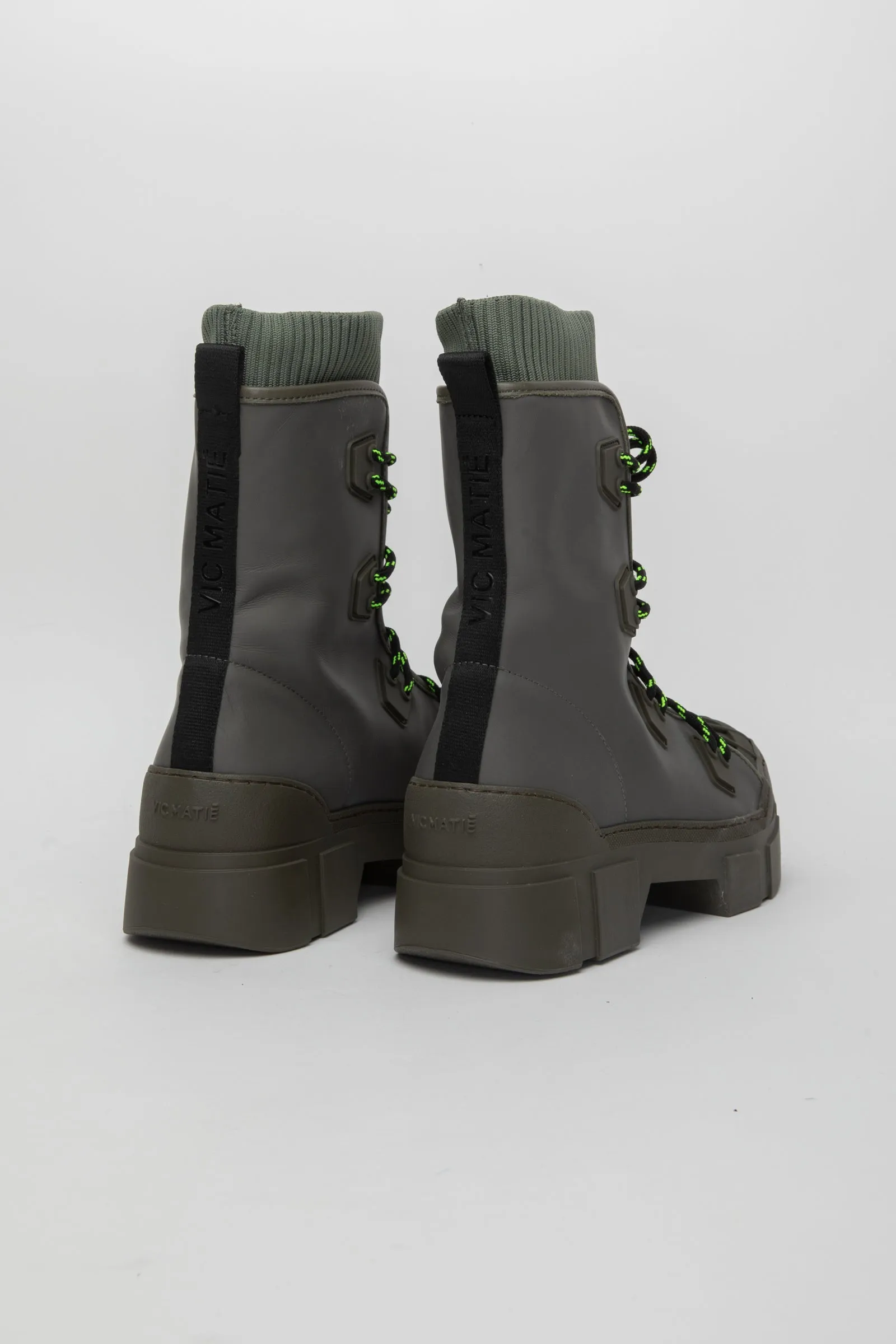 Anfibio trekking roccia militare realizzato in pelle di vitello gommata