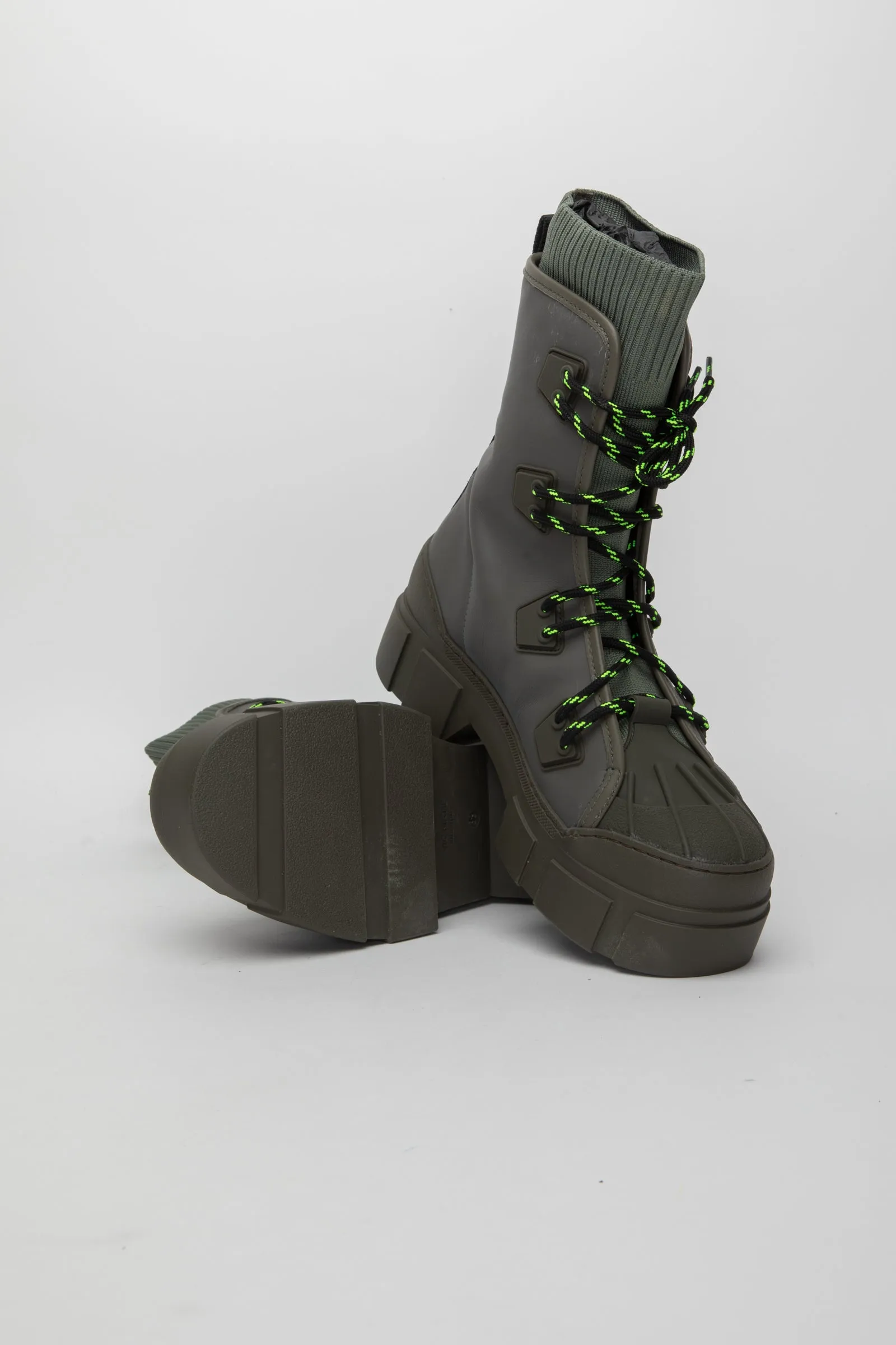 Anfibio trekking roccia militare realizzato in pelle di vitello gommata