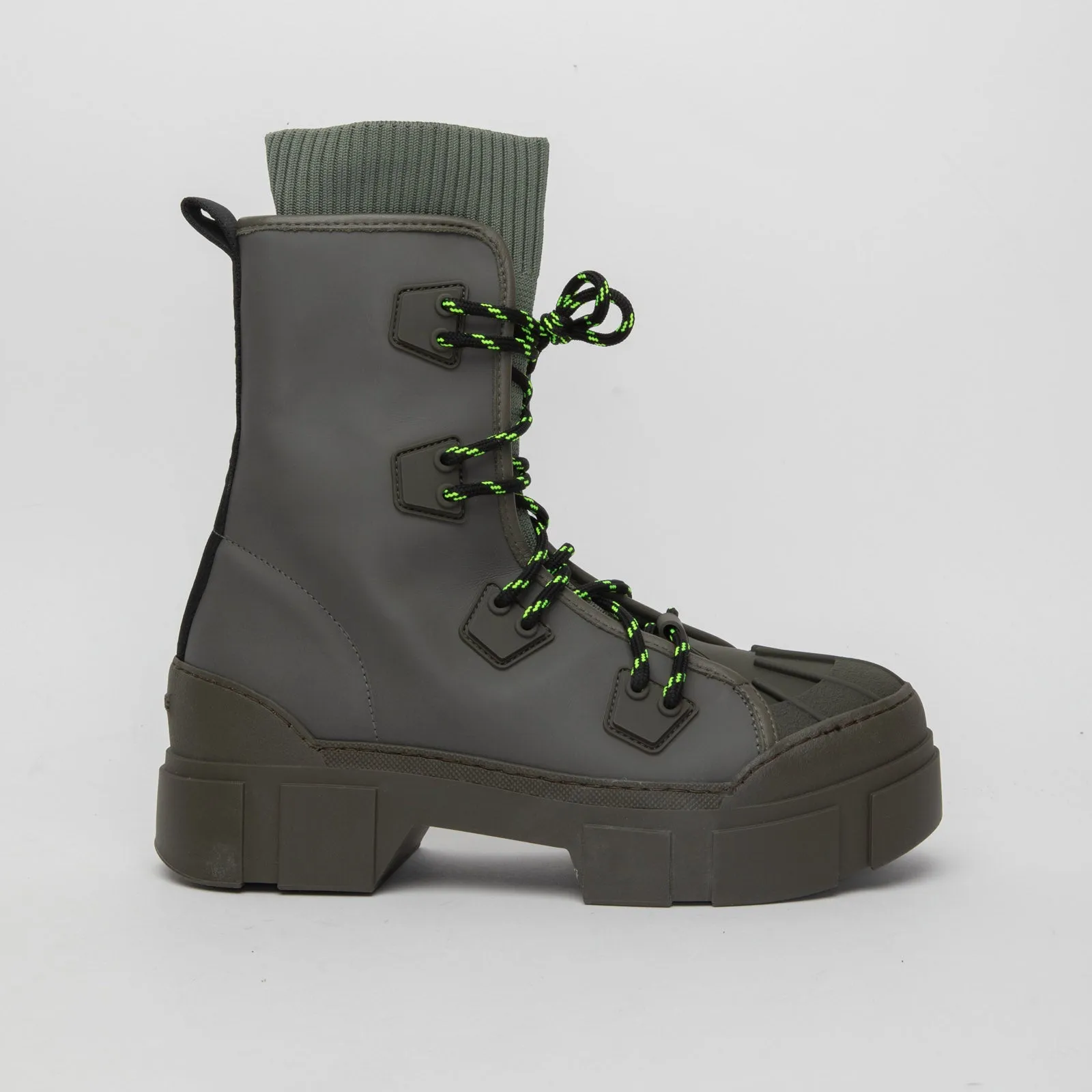 Anfibio trekking roccia militare realizzato in pelle di vitello gommata