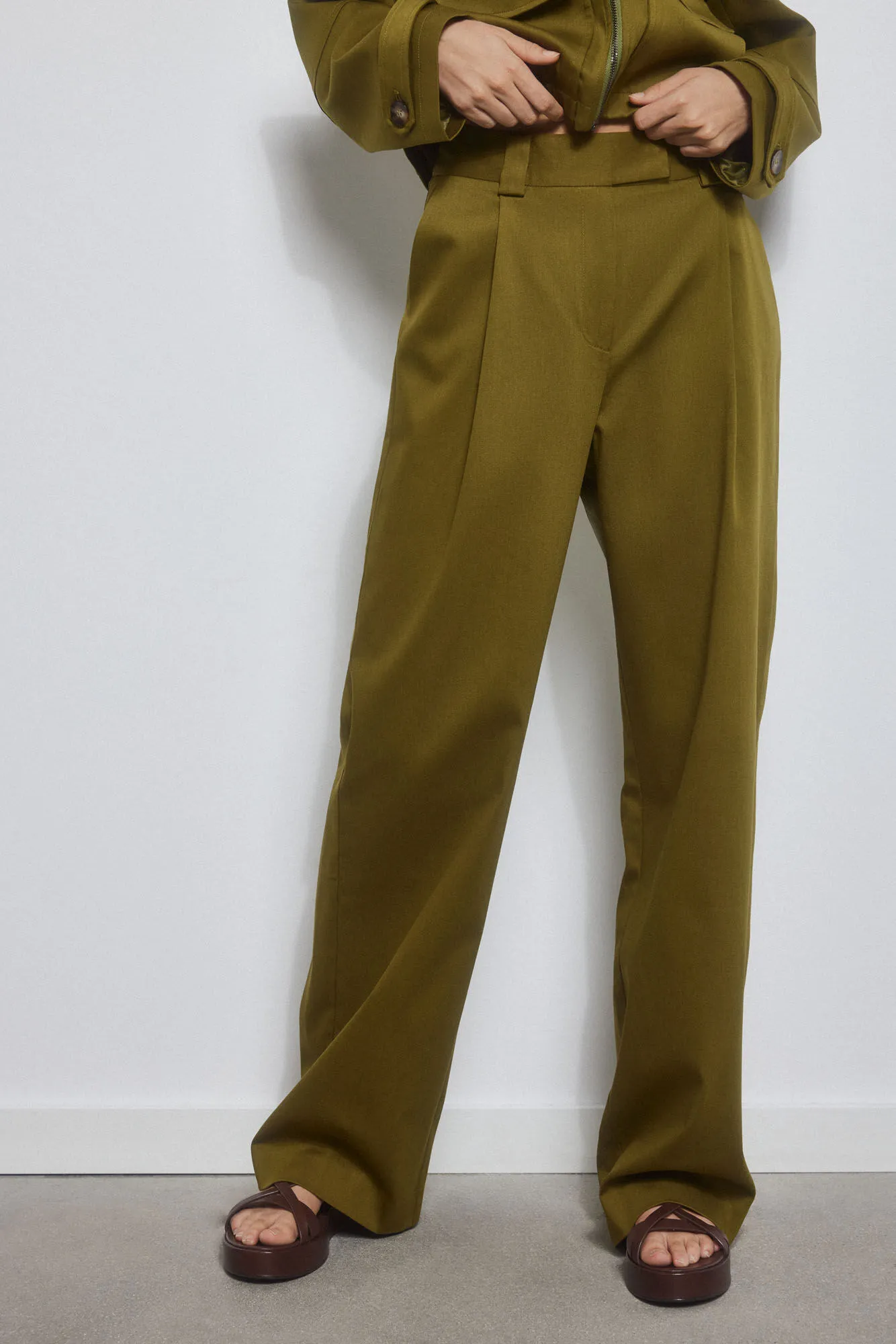 Khaki trousers with dart