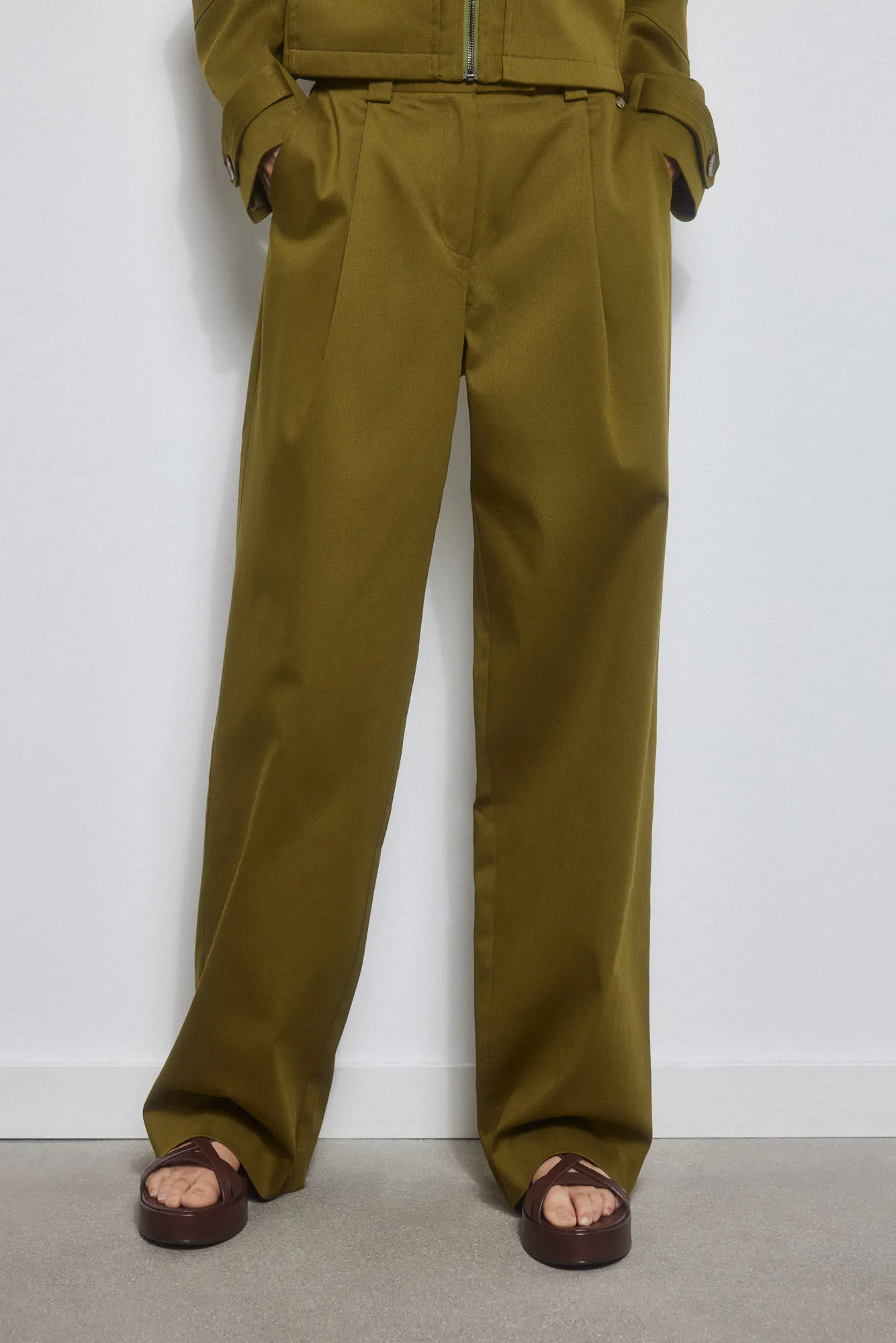 Khaki trousers with dart