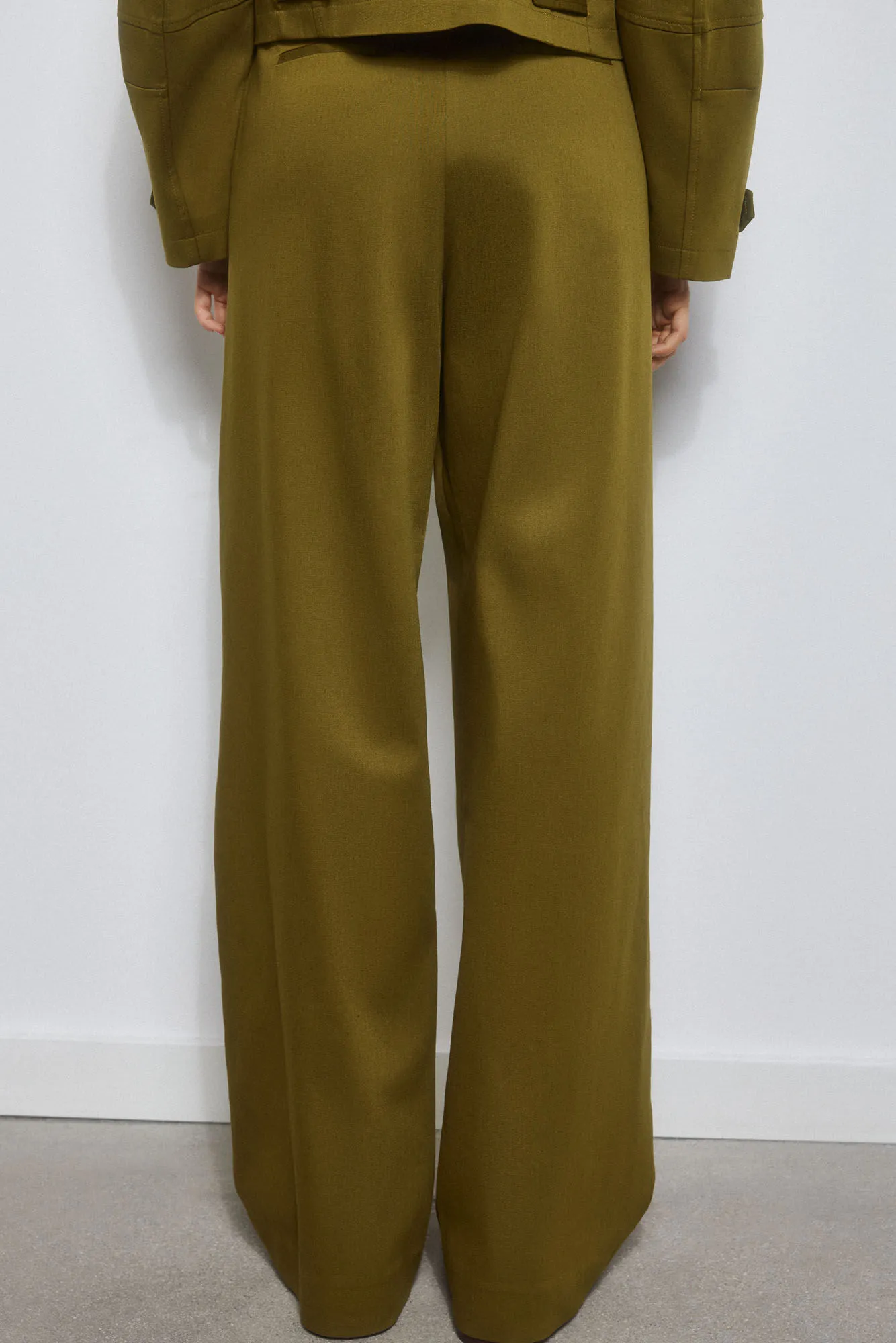 Khaki trousers with dart