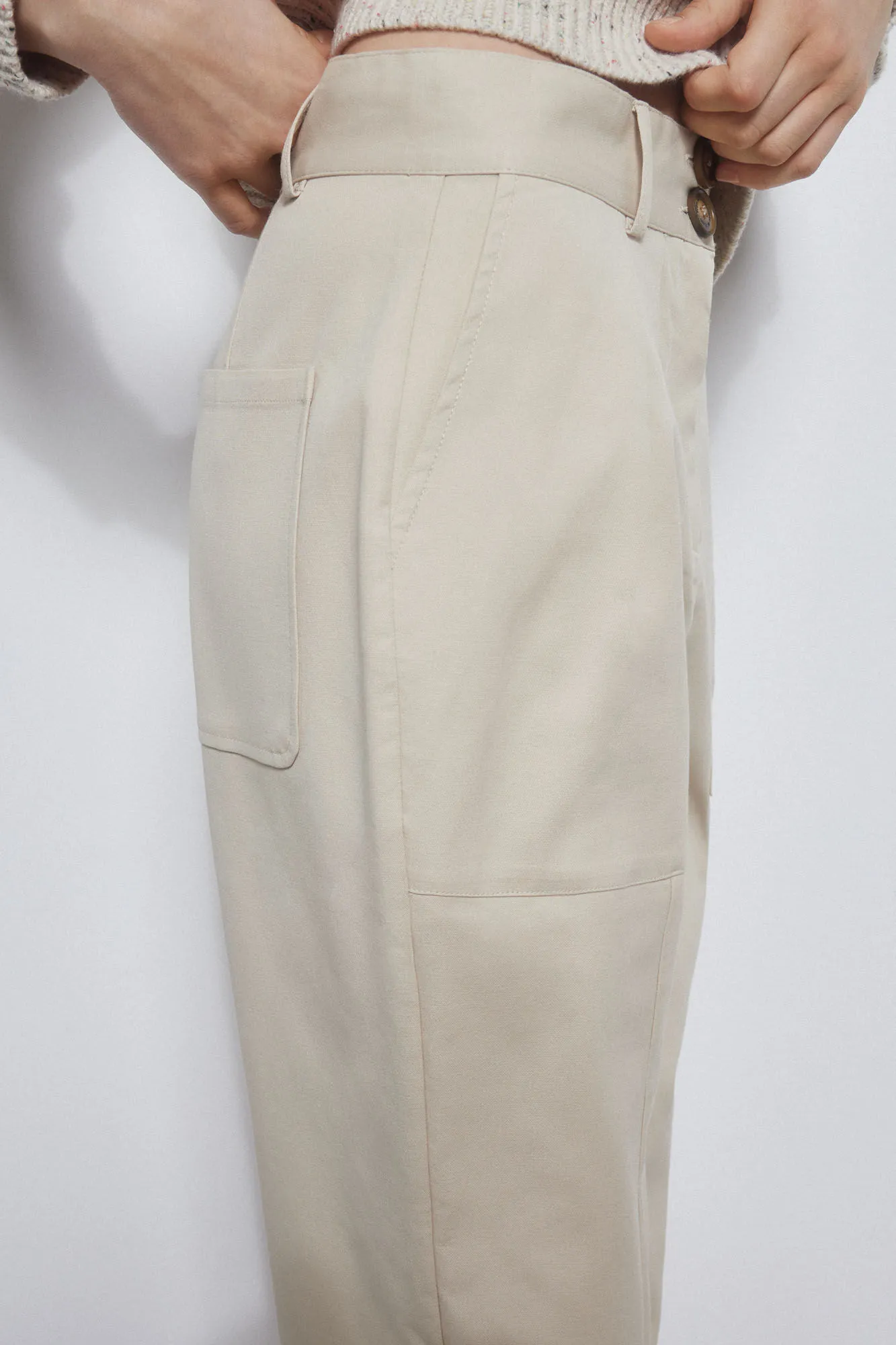 Trousers with adjustable darts on the hem